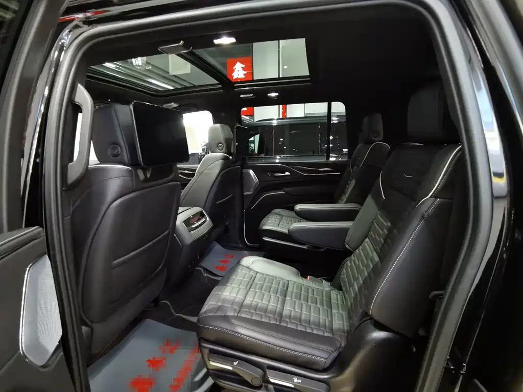 Cadillac Escalade — миниатюра 17