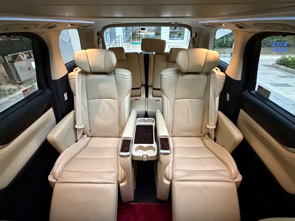 Toyota Alphard — миниатюра 8