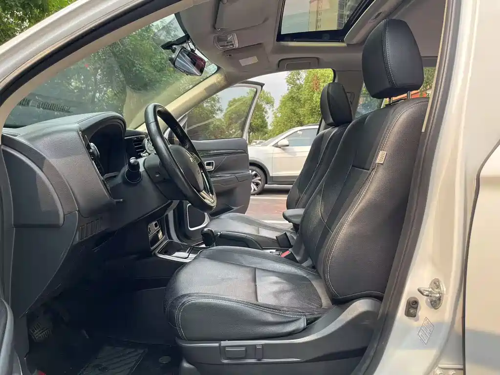 Mitsubishi Outlander — миниатюра 6