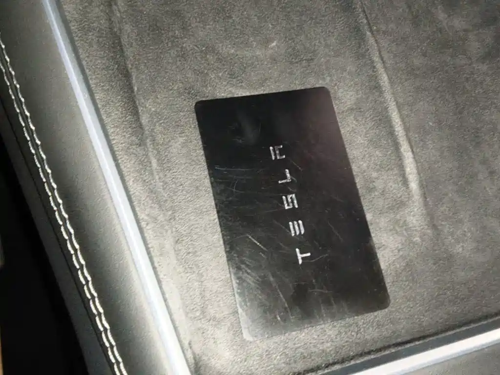 Tesla Model Y — миниатюра 9