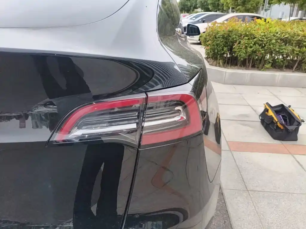 Tesla Model Y — миниатюра 8