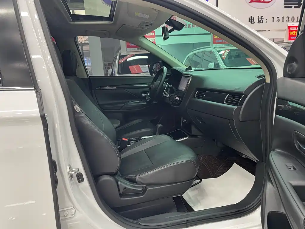 MITSUBISHI OUTLANDER