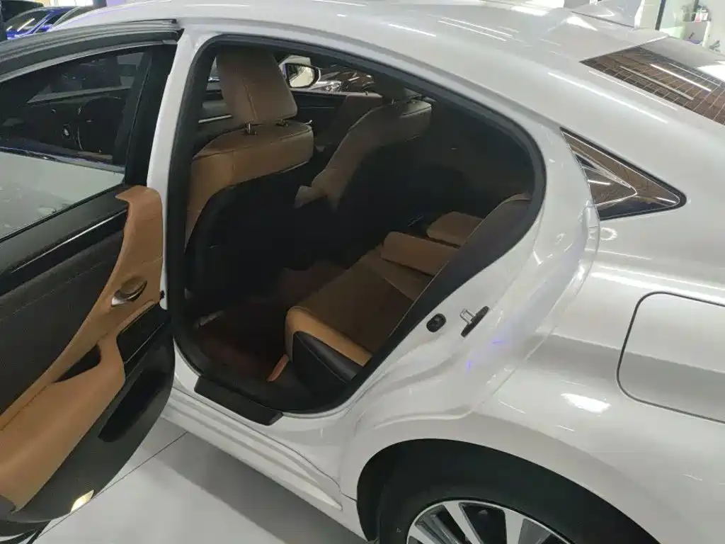 Lexus ES — миниатюра 5