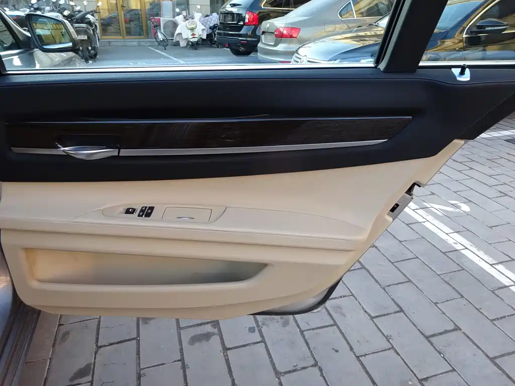 BMW 7 Series — миниатюра 29