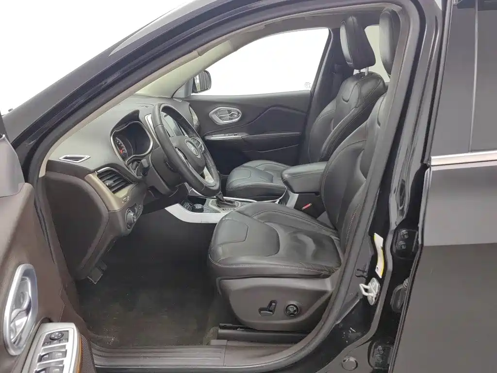 Jeep Cherokee (Import) — миниатюра 10
