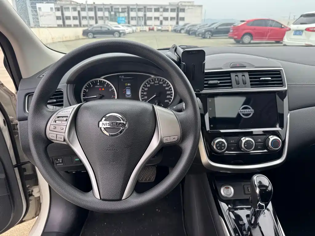 Nissan Tiida — миниатюра 12