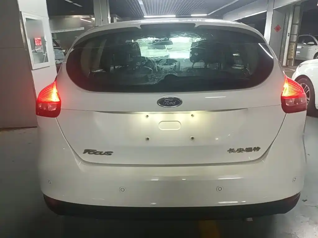 Ford Focus 2015 1.6L AT