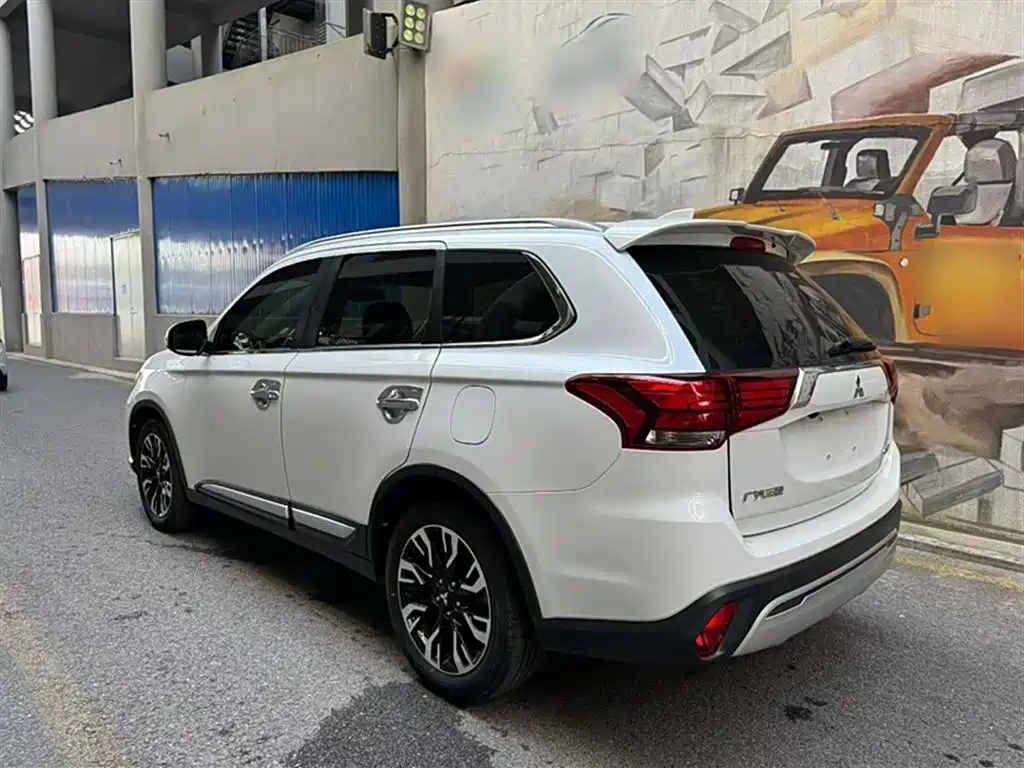 MITSUBISHI OUTLANDER