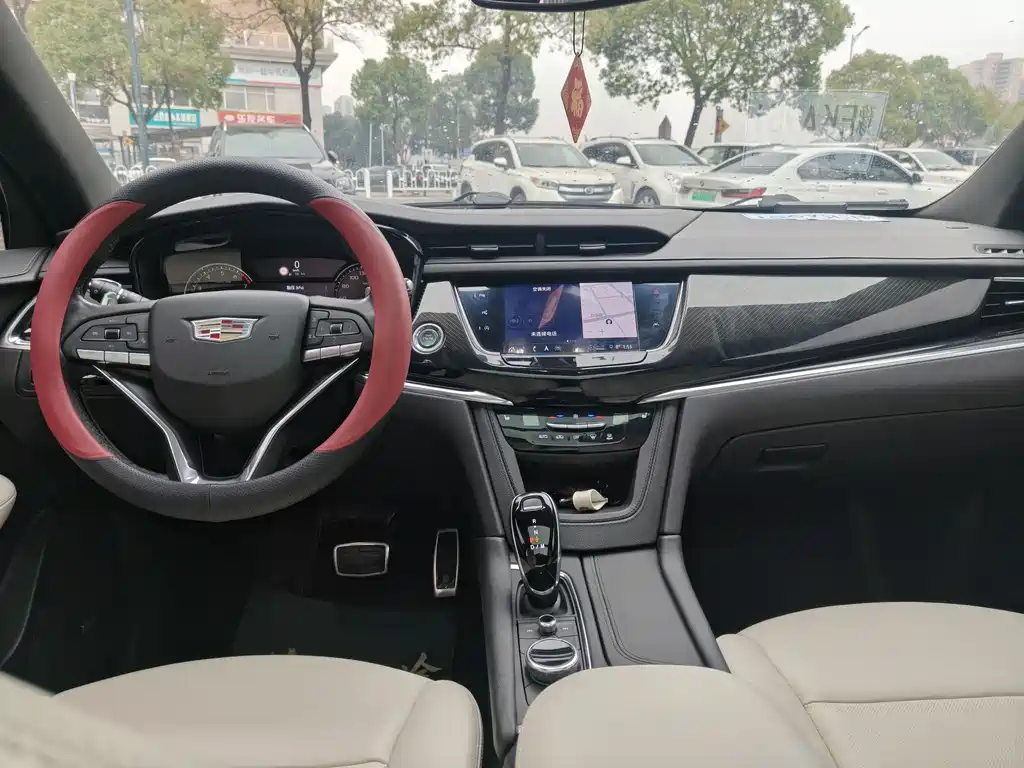 CADILLAC XT6