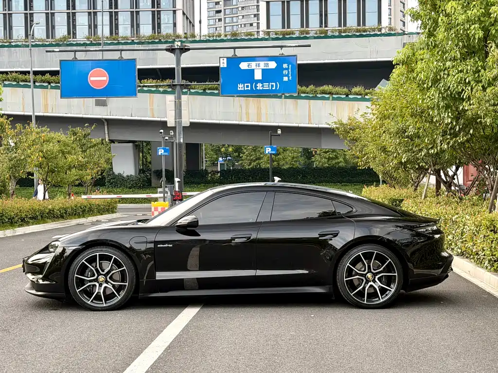 Porsche Taycan — миниатюра 4