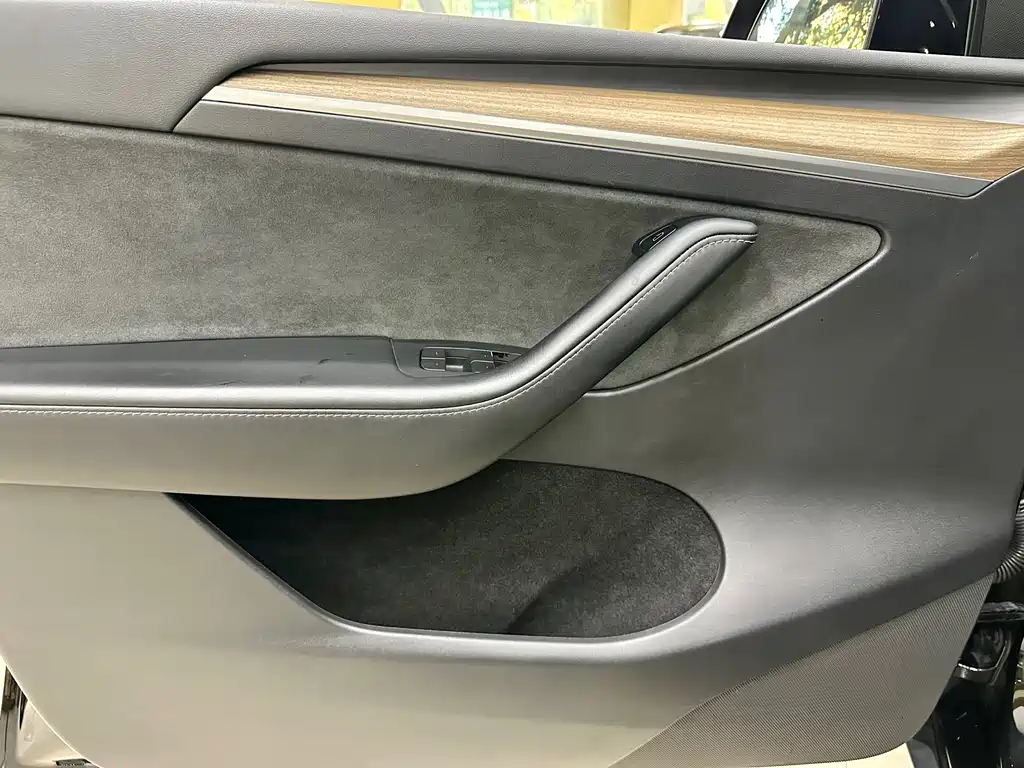 Tesla Model Y — миниатюра 17