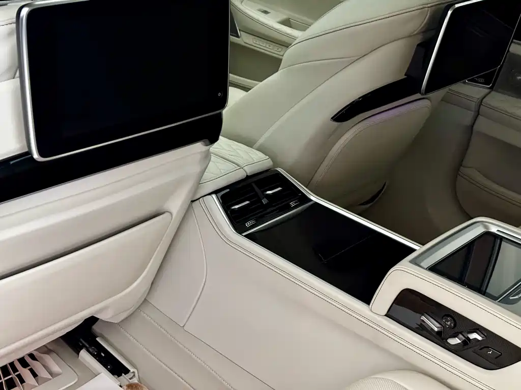 BMW 7 Series — миниатюра 13