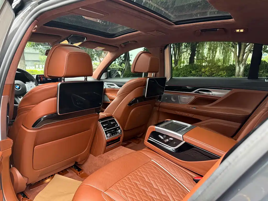 BMW 7 Series — миниатюра 14