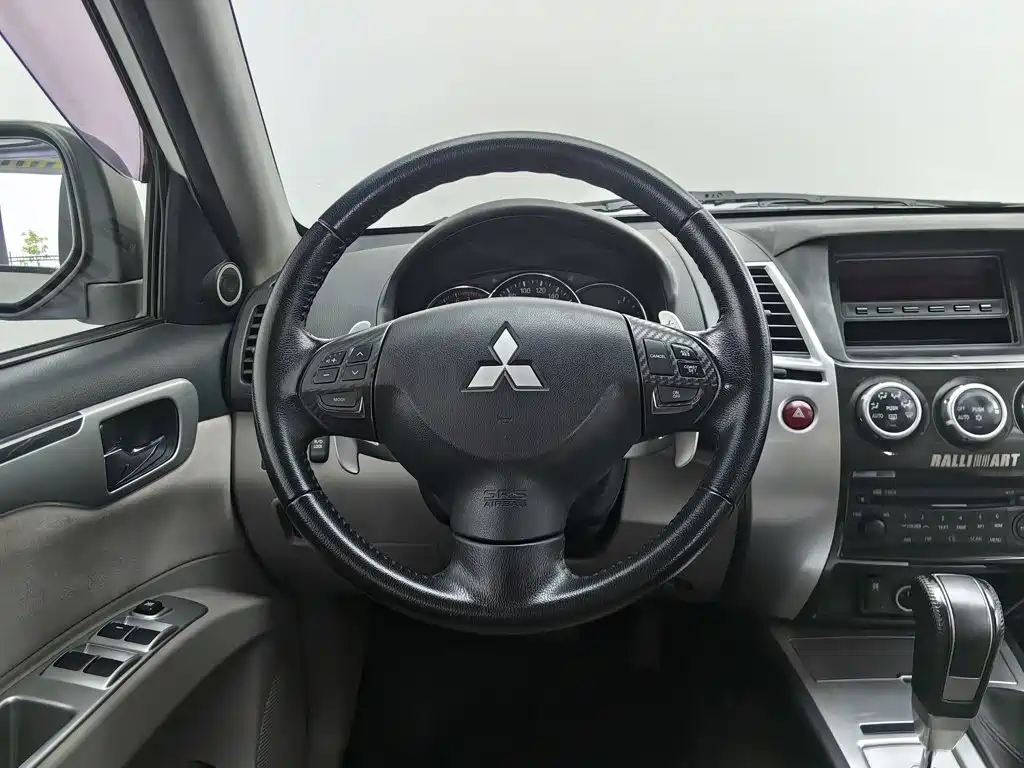 Mitsubishi Pajero Sport — миниатюра 11