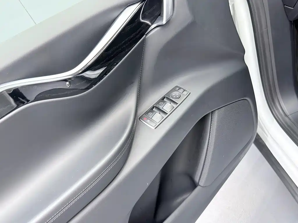 Tesla Model X — миниатюра 7