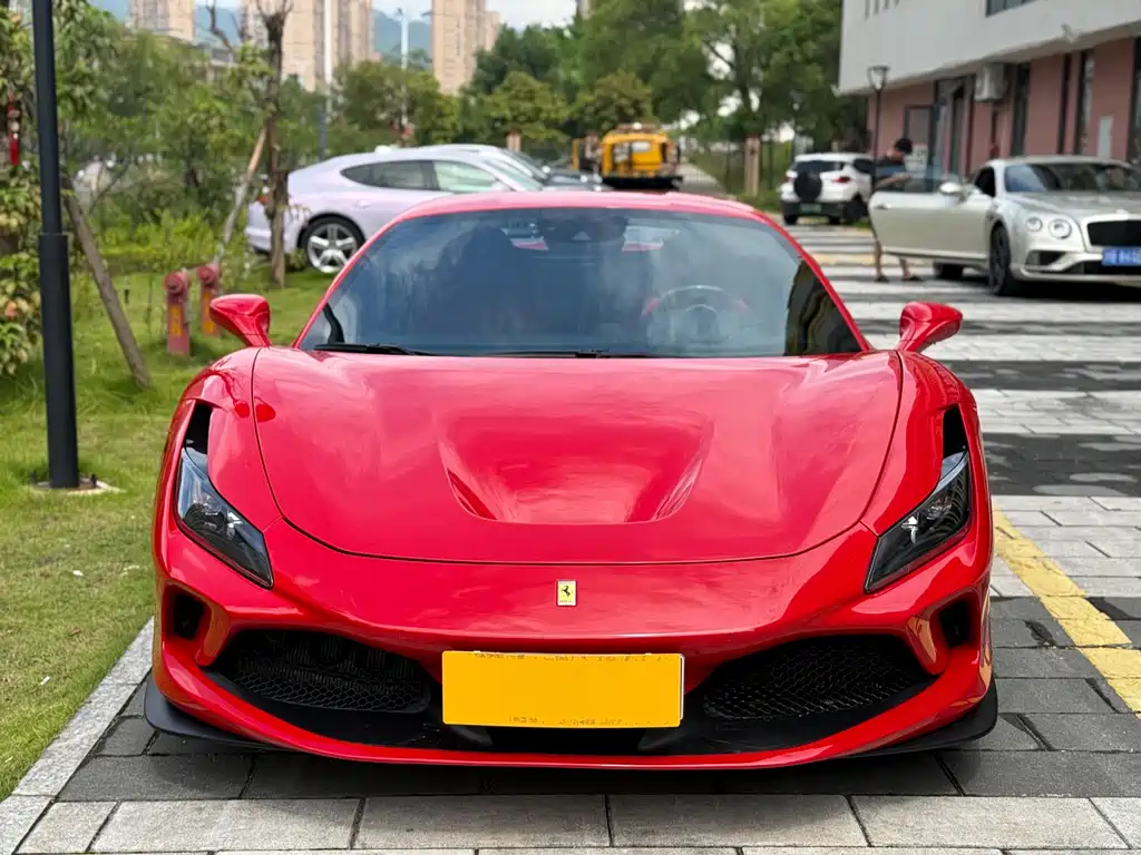 FERRARI F8