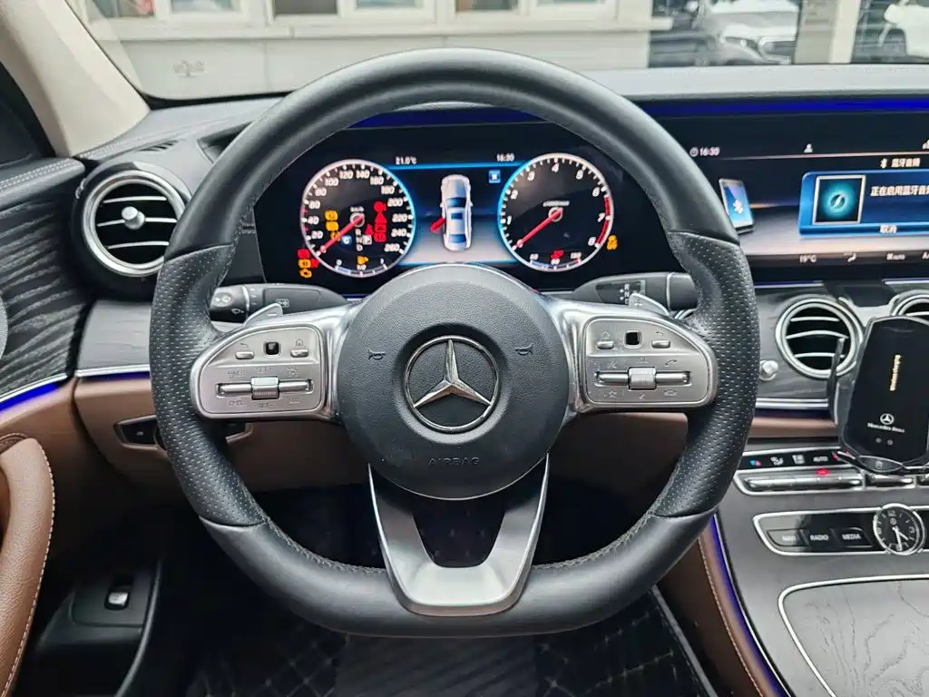 Mercedes-Benz E-Class — миниатюра 11