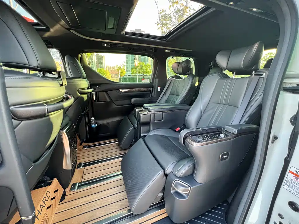 Toyota Alphard — миниатюра 6