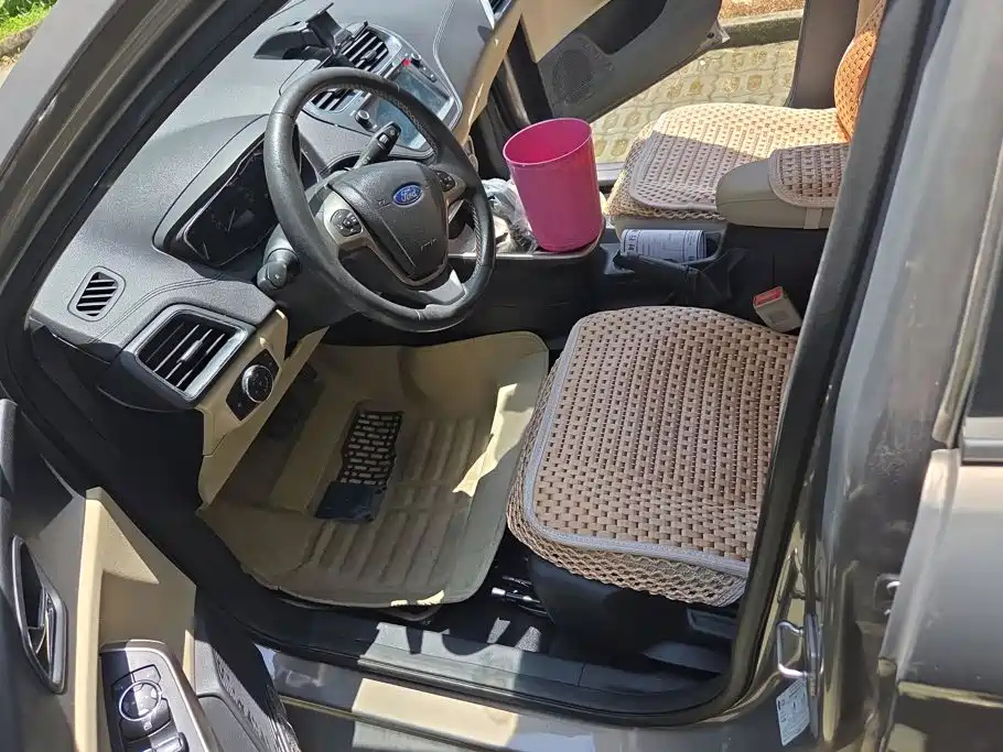 Ford Escort 2015 1.5L AT Fashion