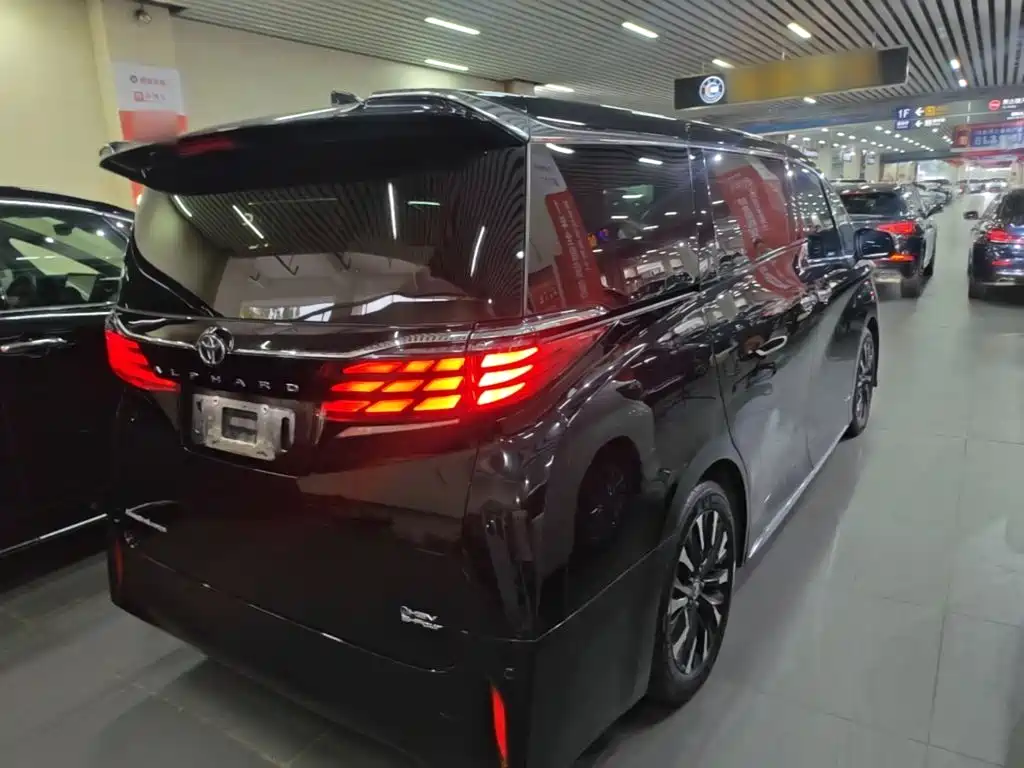 Toyota Alphard — миниатюра 7