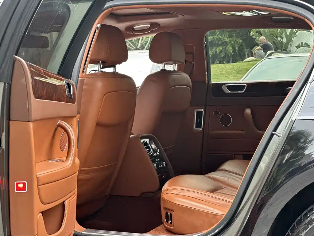 Bentley Flying Spur 2010 6.0T мест