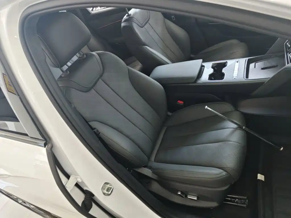 Заказать BYD L DM-i 2026 года за 2 667 819 ₽  из Китая