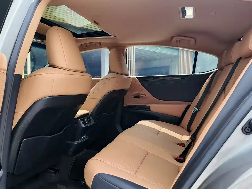 Lexus ES 2022 300h Premium