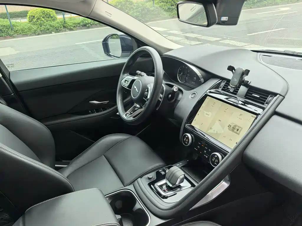 Jaguar E-PACE — миниатюра 8