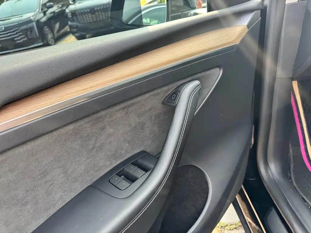 Tesla Model Y — миниатюра 4