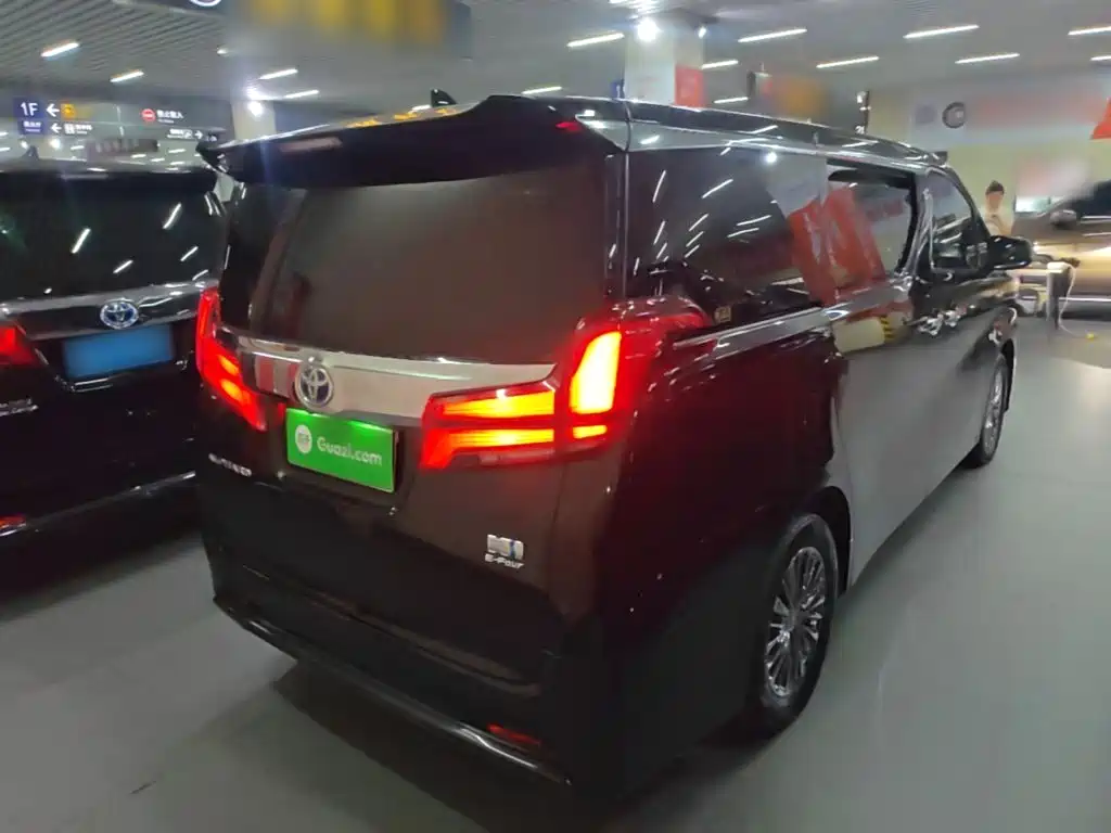 Toyota Alphard — миниатюра 7