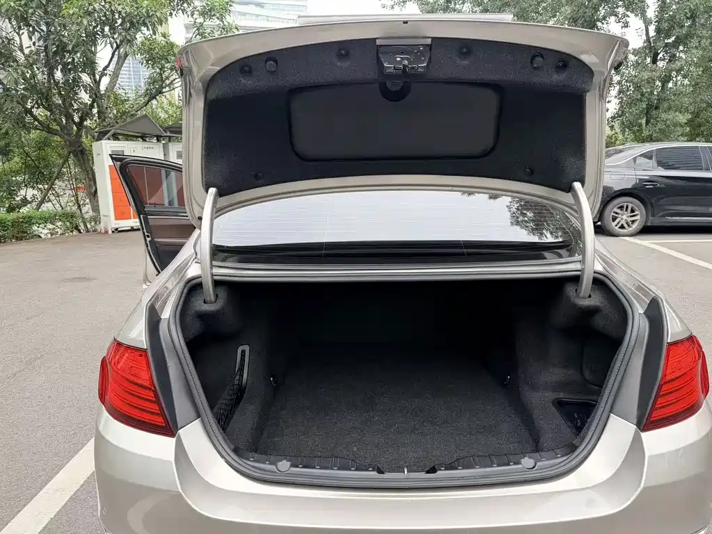 BMW 5 Series — миниатюра 11