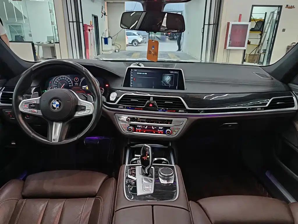 BMW 7 Series — миниатюра 6