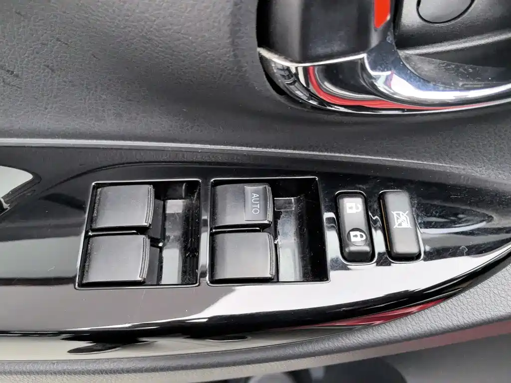 Toyota Yaris L — миниатюра 9