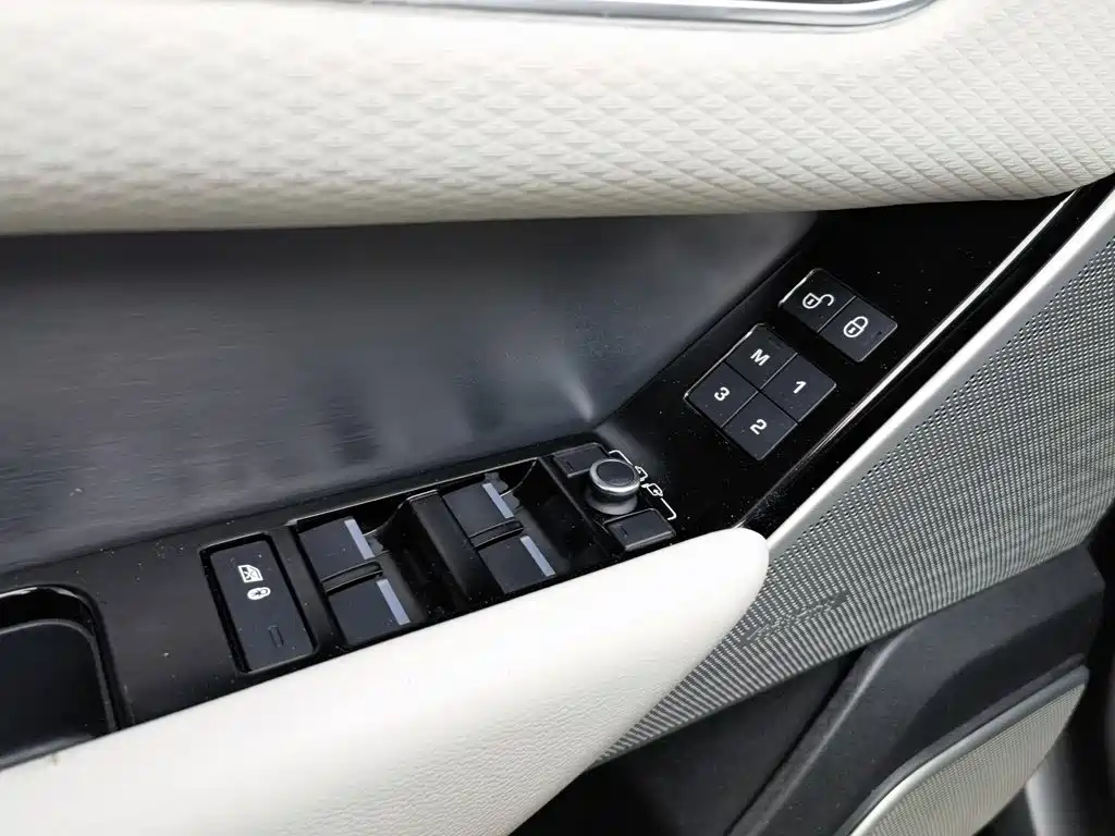 Land Rover Velar — миниатюра 9