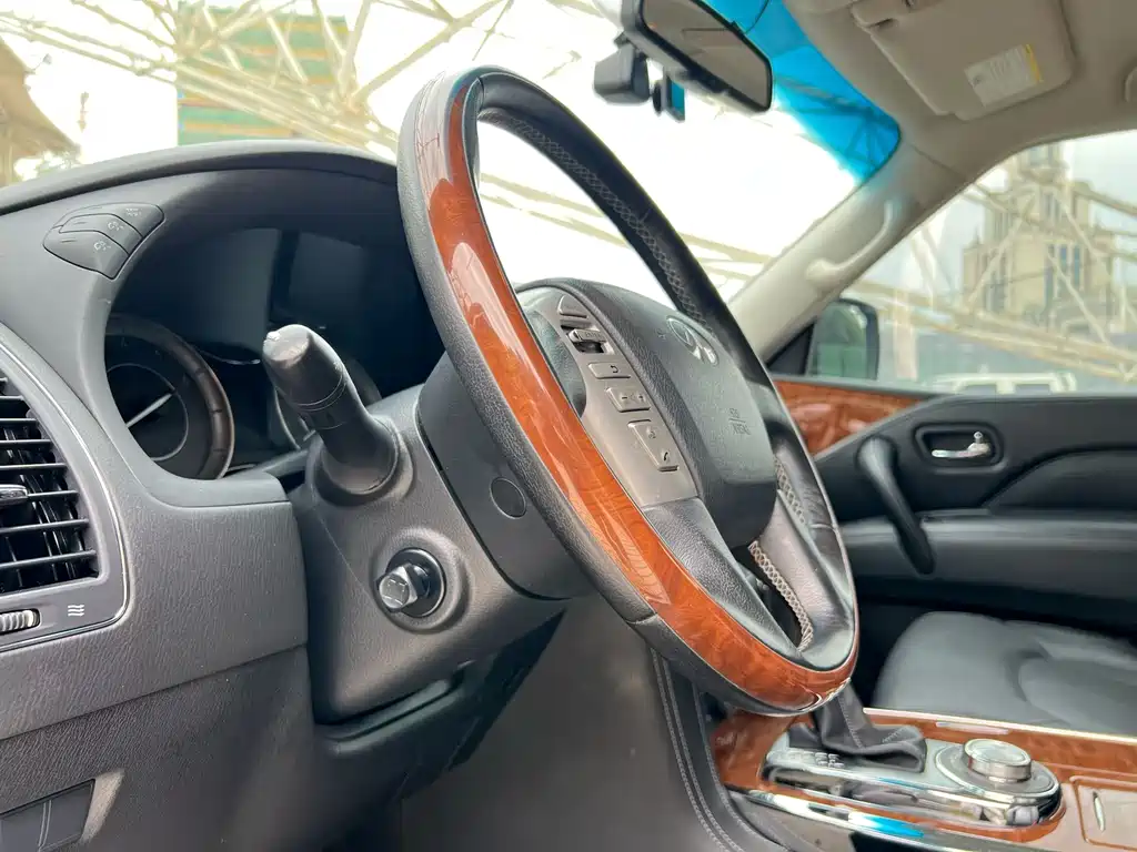 Infiniti QX80 2016 5.6L 4WD