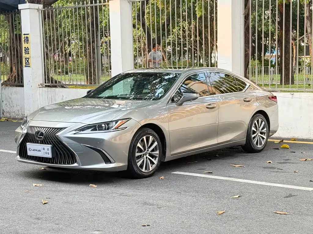 Lexus ES 2019