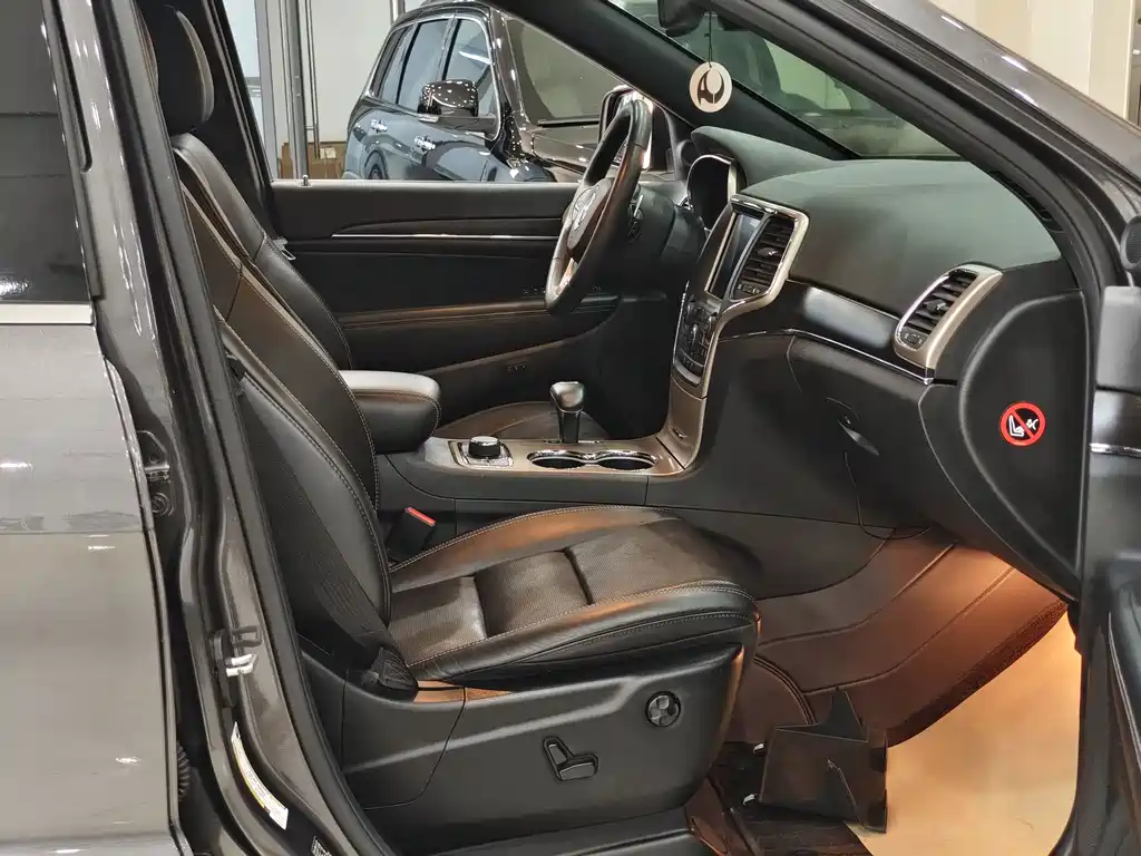 Jeep Grand Cherokee (Import) — миниатюра 13