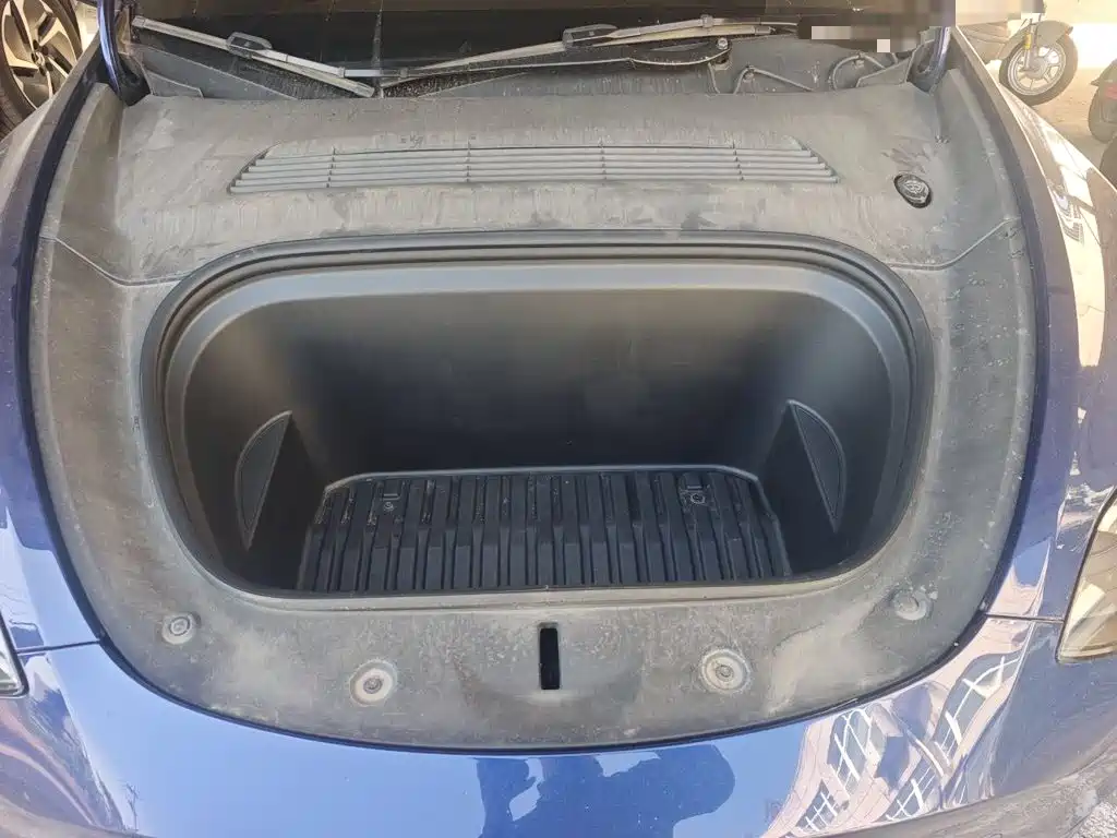 Tesla Model Y — миниатюра 21