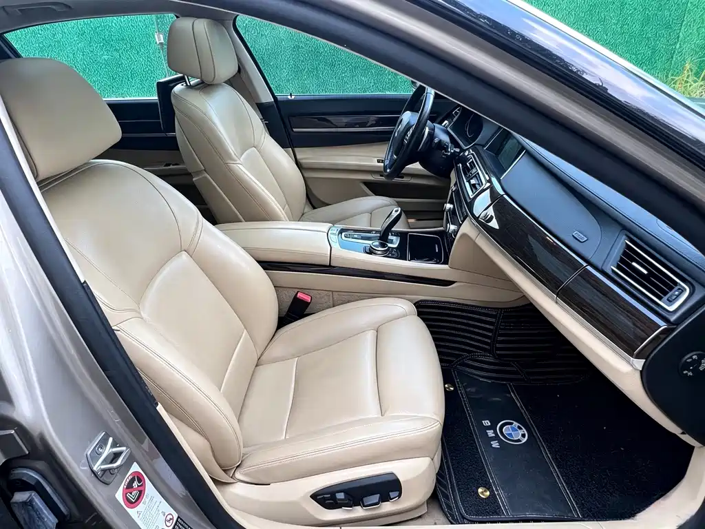 BMW 7 Series — миниатюра 7