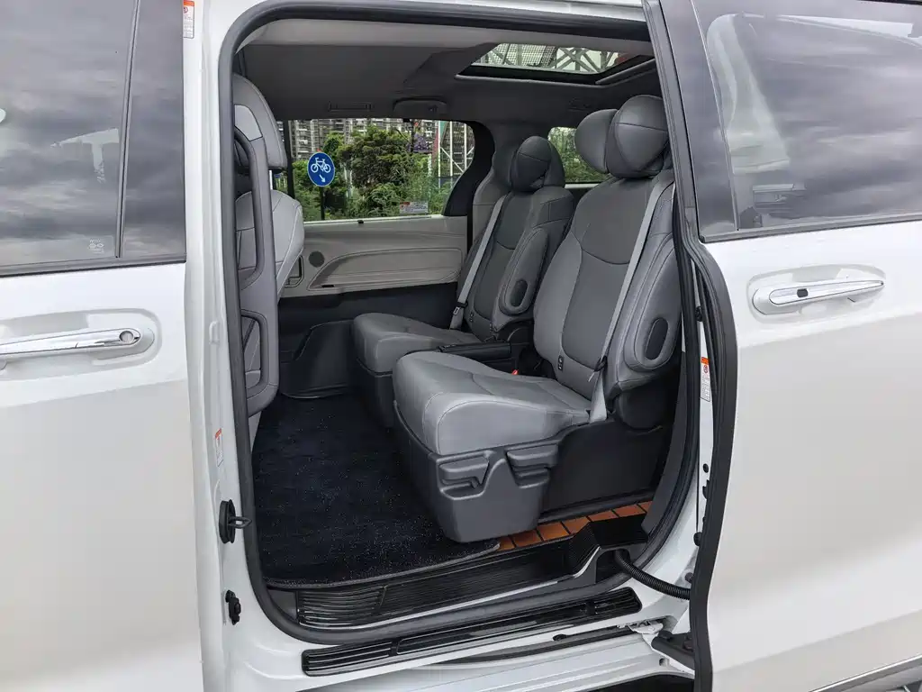 Toyota Granvia 2022 2.5L Luxury
