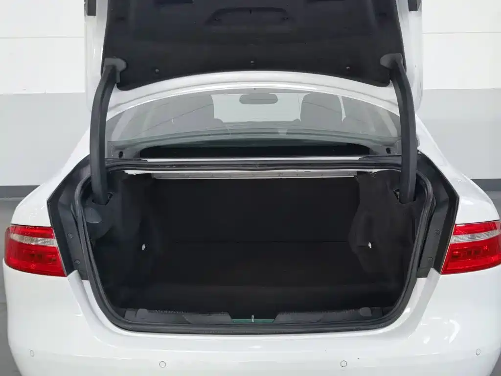 Jaguar XE — миниатюра 16