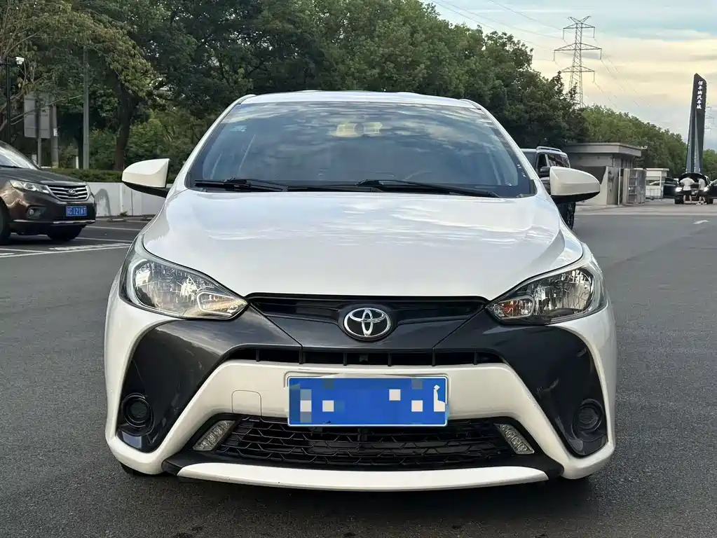 Toyota Yaris L - фото 2