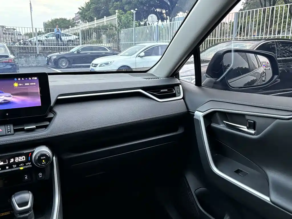 Toyota RAV4 — миниатюра 17