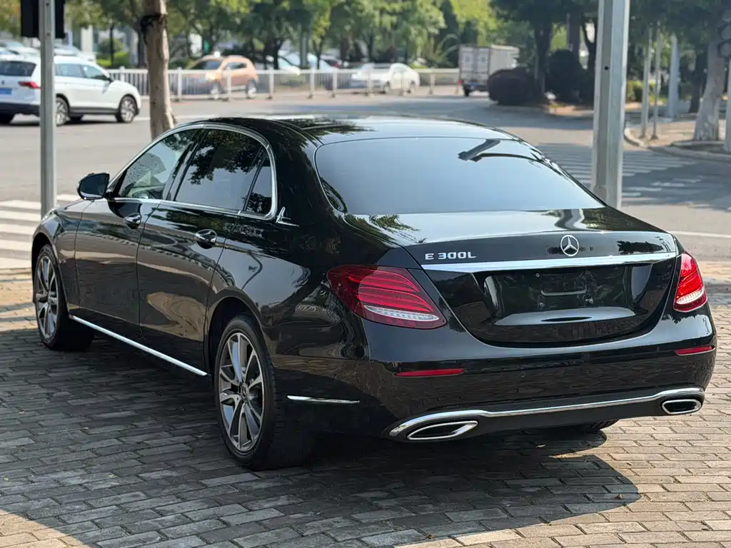 Mercedes-Benz E-Class — миниатюра 6