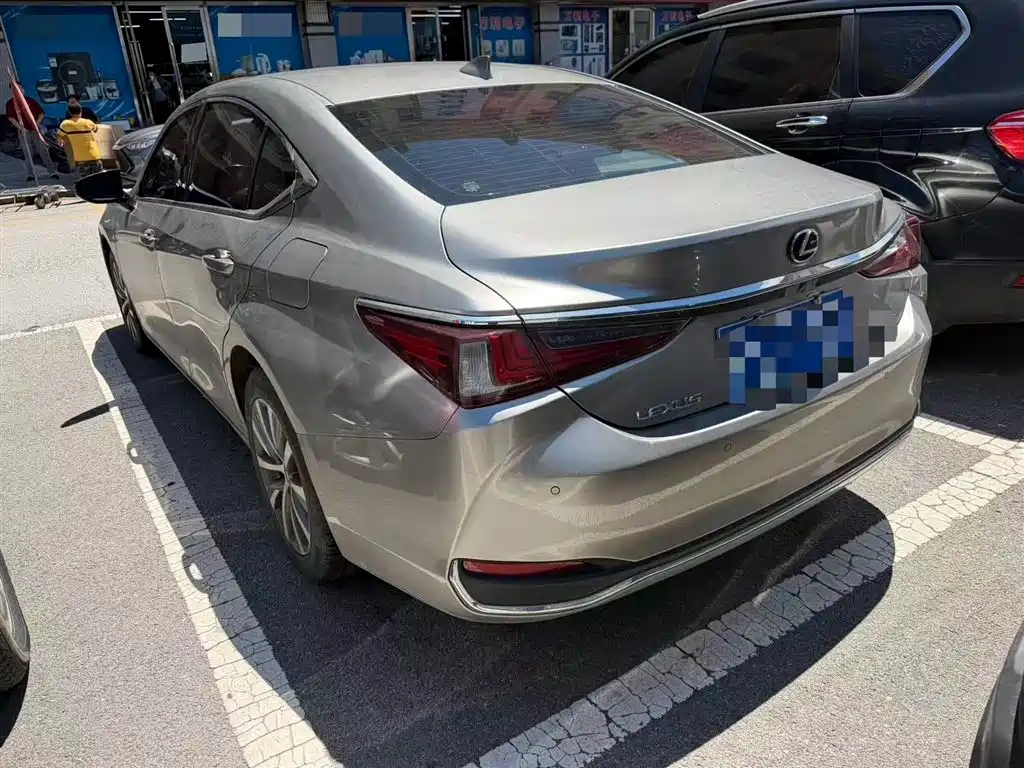 Lexus ES 2021 260