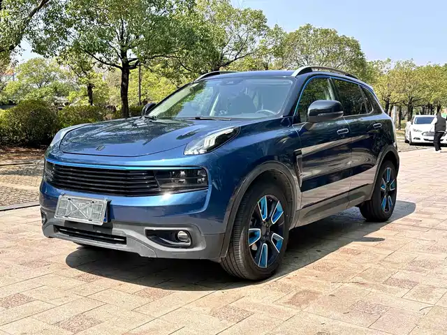 2018 Lynk & Co 01