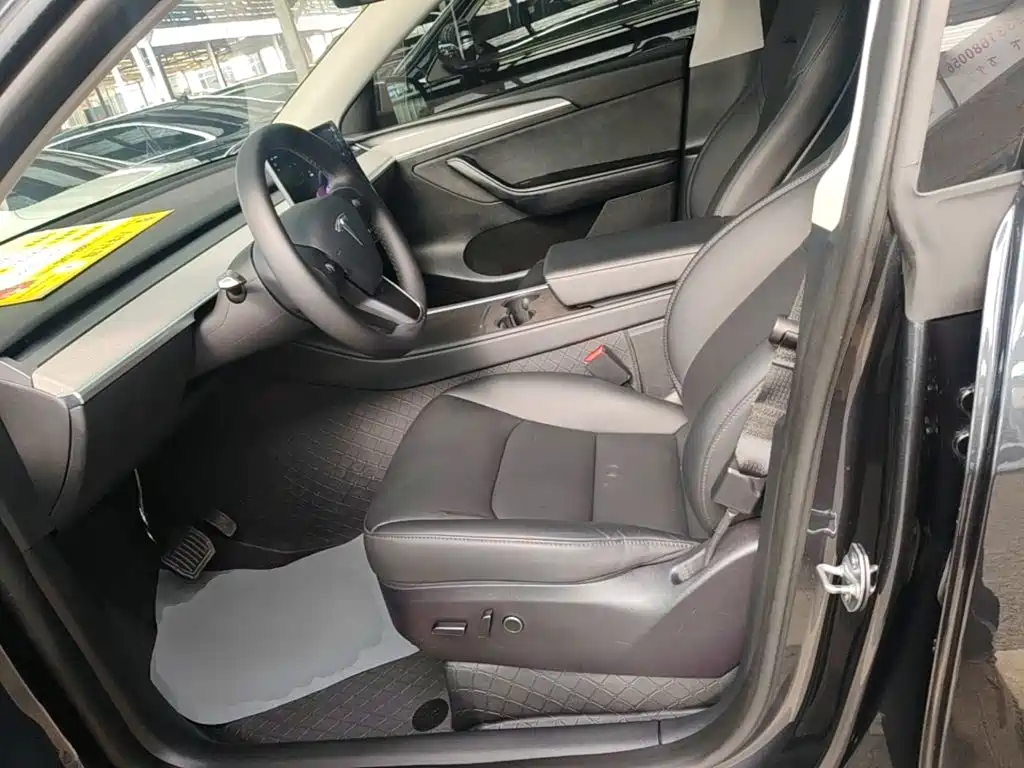 Tesla Model Y — миниатюра 15
