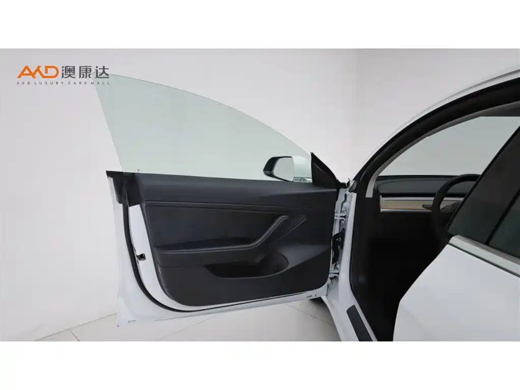 Tesla Model 3 — миниатюра 10