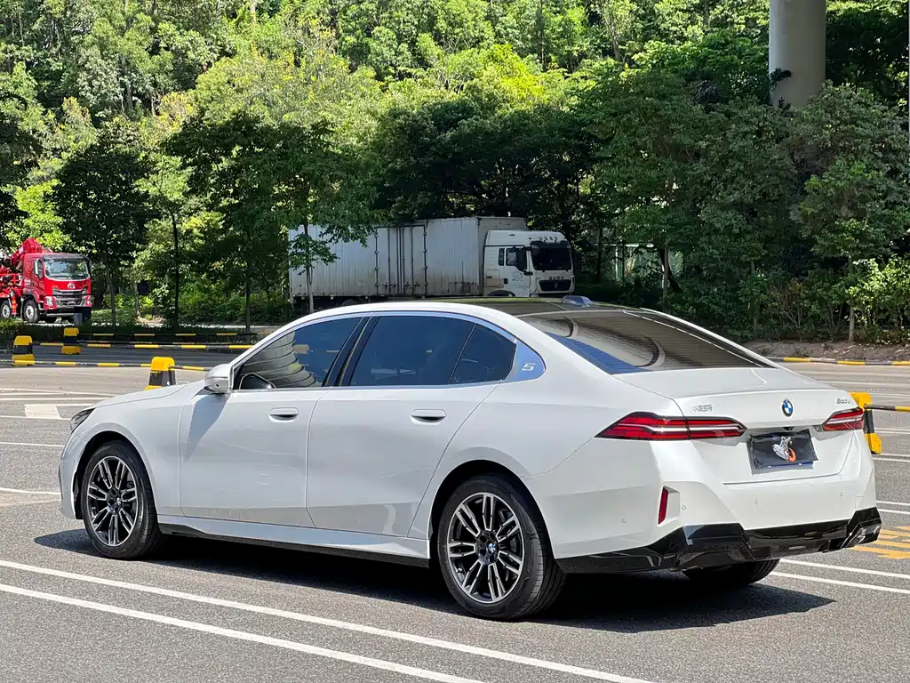 BMW 5 Series — миниатюра 3