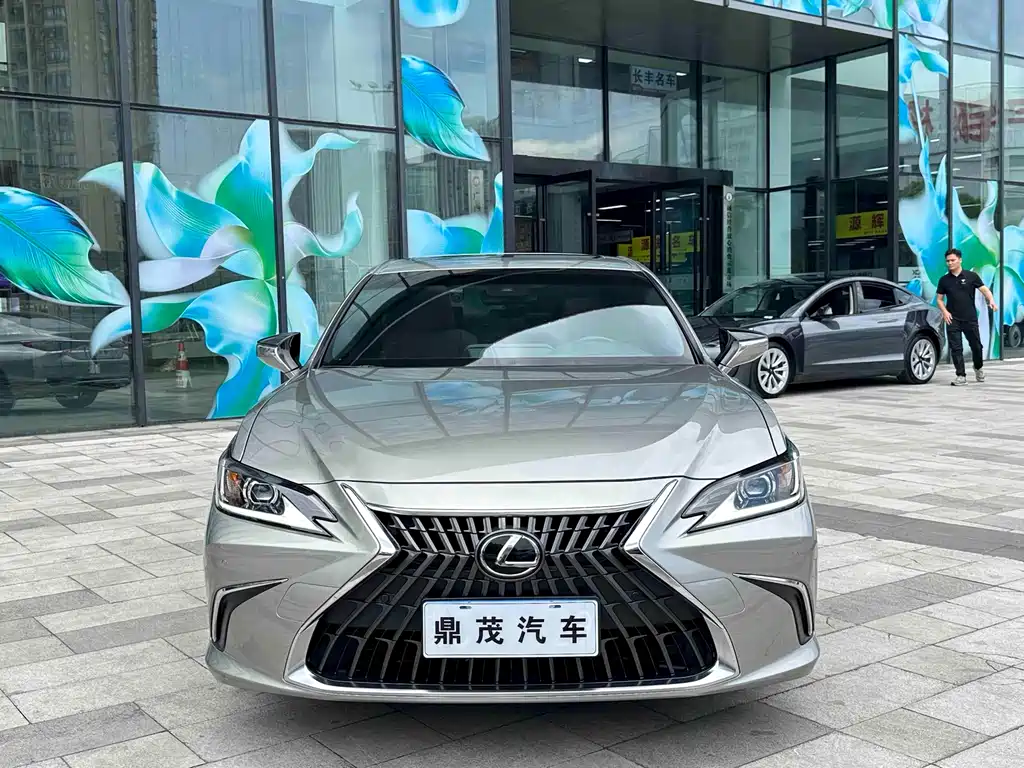 Lexus ES 2021 260